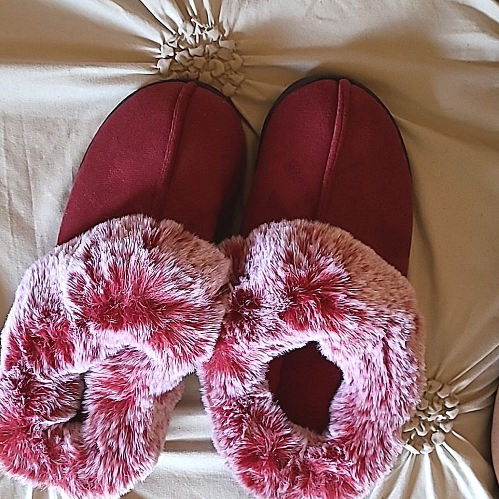 HomeTop Lovely Lady's House Shoes (sz. 9-10)